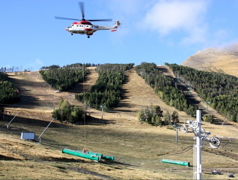 Un helicòpter aixeca les pilones del nou telecadira, una de les darreres inversions de Gran Pallars a l'estació d'Espot, l'octubre de l'any passat. MARTA LLUVICH / ACN