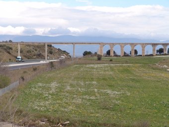 La destrossa dels arcs del Castell de Figueres va ser un altre efecte de la construcció de l'autopista. J.P