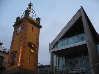 Una vista del nou edifici de l'ajuntament de Castellfollit de la Roca, amb el campanar civil que es preserva. J.C