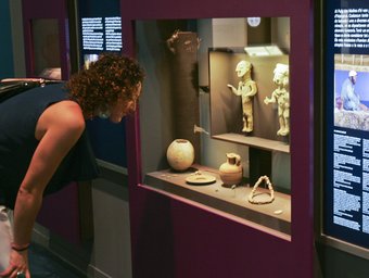 Una visitant observa un dels espais renovats del museu, ahir. El MAC ofereix portes obertes i visites guiades tot el cap de setmana ROBERT RAMOS