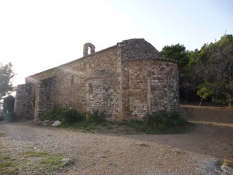 L'ermita de la Salut està ubicada a la falda del Puig Madrona, a la serra de Collserola. C.A.F
