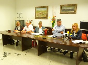 Els regidors de l'Entesa, ICb, ICV, CiU i el PP, en una roda premsa, el 28 de setembre. M.L