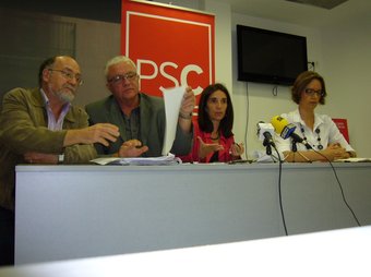Xavier Robert, Rafael Roig, Mila Arcarons i Elisabet Pérez, a la seu del PSC de Vilanova i la Geltrú. L.M