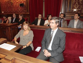 Rosa Rossell i Joaquín Ruiz de Arbulo, ahir, a la sala de plens de l'Ajuntament de Tarragona. JOSÉ CARLOS LEÓN