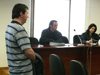 Santiago Planella dret davant del tribunal el dia que va ser jutjat a l'Audiència de Girona. LLUÍS SERRAT