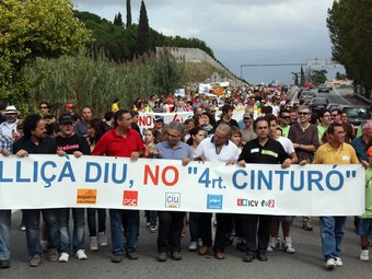Capçalera de la manifestació unitària d'ahir a Lliçà contra el traçat del quart cinturó ACN
