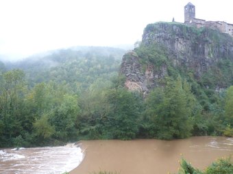 Una imatge del riu Fluvià al seu pas per Castellfollit de Roca. JORDI CASAS