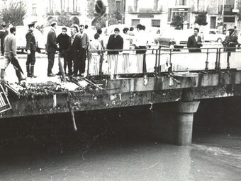 Nivell de l'Onyar el 12 d'octubre del 1970 a la plaça de Catalunya de Girona, l'endemà de l'aiguat. FOTO: ARXIU FAMILIAR CARME I RAIMON RIBAS I MÓRA