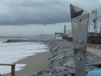 Les onades arribaven pràcticament al passeig marítim de Premià de Mar, ahir al matí. G.ARIÑO