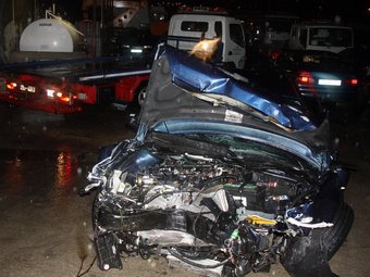 Estat en què va quedar el cotxe sinistrat dilluns al vespre a la Jonquera MARINA LÓPEZ / ACN