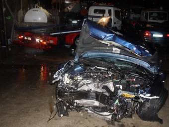 El cotxe del matrimoni de Banyoles després de rebre l'impacte del camió. MARINA LÓPEZ / ACN