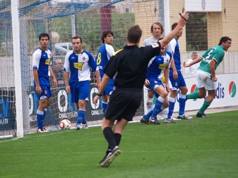 L'àrbitre assenya el cercle central mentre José Ramón celebra el gol de l'Ascó.  IRIS SOLÀ