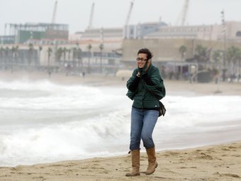 El vent, bufant amb força, avui al litoral barceloní JUANMA RAMOS