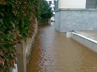 Un carrer inundat al Port de la Selva. ROGER PINART