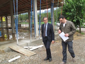 El delegat del Govern, Josep Martinoy, visitant les obres del nou consultori de Mieres.
