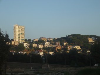Una de les zones residencials a l'entrada d'Arenys de Munt on hi ha l'Ajup i el bloc de pisos de la Puntaire. E.F