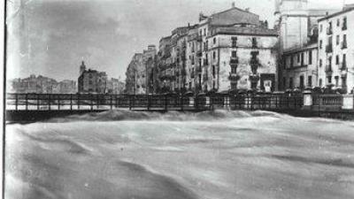 L'Onyar abans d'entrar al centre de Girona, completament desbocat durant les inundacions del 18 d'octubre del 1940. AJUNTAMENT DE GIRONA. CRDI (FOTO LUX)