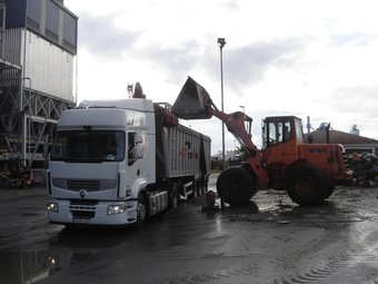 Un camió recull la brossa orgànica al Consorci de Tractament de Residus Sòlids Urbans del Maresme, a Mataró. EL PUNT