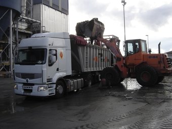 Un camió recull la brossa orgànica acumulada a la planta de Mataró. EL PUNT