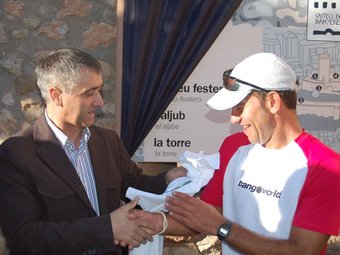El triatleta Fernando Campos felicitat pel regidor d'esports. B. SILVESTRE