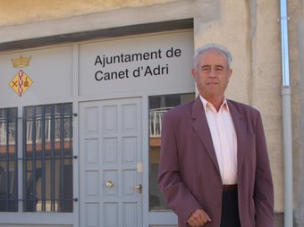 L'alcalde de Canet d'Adri, Jaume Frigolé , davant de l'ajuntament provisional J.N