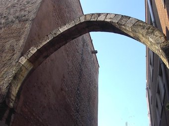 Arc gòtic de la Torre existent a l'interior del pati de l'Ajuntament. S.GRANDE