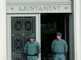 Dos guàrdies civils custodien la porta de l'Ajuntament de Santa Coloma, avui fa un any.