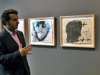 Tres de les 30 obres que integren la sèrie ‘Mira la mà', d'Antoni Tàpies, que s'exposarà a la Fundació Palau a partir de demà diumenge TONI GARRIGA/EFE