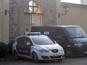 El furgó funerari al cementiri de Sant Joan les Fonts quan es van fer les anteriors exhumacions. JOAN CASTRO /CAF