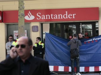 La Policia de la Generalitat va acordonar la zona i va prendre mostres de l'escena del crim per poder iniciar la investigació JOSÉ CARLOS LEÓN