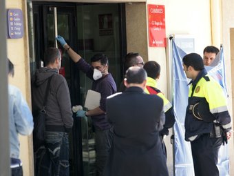 Els agents policials fent ahir la inspecció ocular a la sucursal del banc de Santander on va passar el crim JOSÉ CARLOS LEÓN