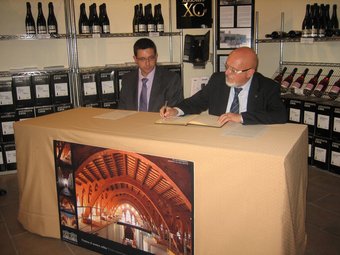 El conseller Josep Huguet signa el conveni amb l'alcalde de Nulles. 