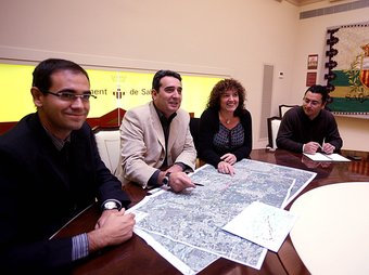 Ignasi Giménez, Manuel Bustos i Núria Colomé, ahir, amb els plànols del traçat J. PELÁEZ