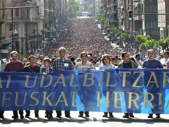 Capçalera d'una manifestació convocada per Udalbiltza, l'any 2003. EFE