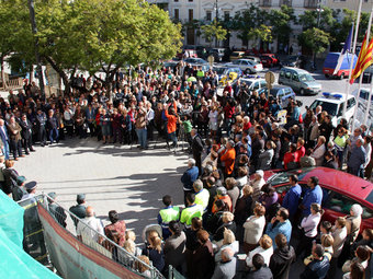 Uns 150 veïns s’han concentrat per guardar cinc minuts de silenci davant l’Ajuntament de Sant Carles de la Ràpita. ACN