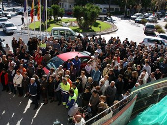 Uns 200 veïns es van concentrar ahir davant l'ajuntament de Sant Carles de la Ràpita, on es van guardar cinc minuts de silenci en record a la víctima ACN