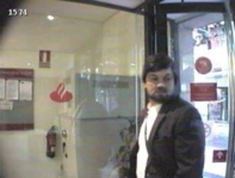 L'atracador anònim i autor del tret mortal captat per una de les càmeres de seguretat del Banc de Santander de Cambrils. 