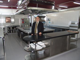 La cuina de l'escola ha estat equipada amb maquinària avantguardista. A la imatge, el sotsdirector Antoni Estrach. J.P