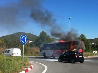 L'autobús incendiat mentre esperaven l'arribada dels vehicles dels Bombers JORDI ROCH