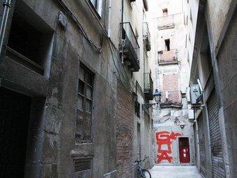 El carrer Riudarenes, amb una entrada tapiada a mà esquerra, que era l'entrada al solar on s'havia de fer un hotel BORIS TINOCO