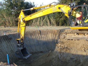 Una màquina excava en els terrenys on es construirà la nova estació depuradora EL PUNT