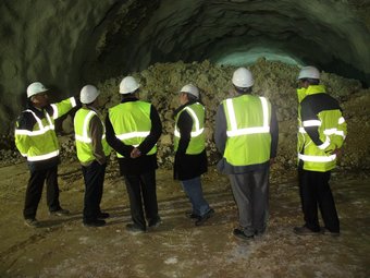 Nadal visitant ahir amb els alcaldes de Canyelles i Vilanova u dls túnels del montgròs. MAR MARTÍ / ACN