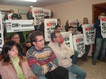 Protesta contra el Logis Penedès durant un ple al'Ajuntament de Banyeres de Penedès el desembre de 2006. F. RODRÍGUEZ