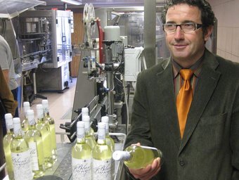 Francesc Pascual es mira una de les primeres ampolles amb les etiquetes del 50è aniversari de la DO Penedès RYA