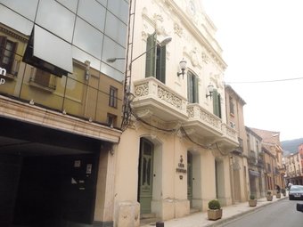 La façana anterior de l'antic ajuntament, al carrer Major de Castellar M.C.B