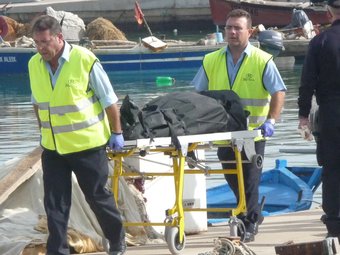 Uns agents retiren el cos de l'home mort al port de l'Ampolla josé carlos león