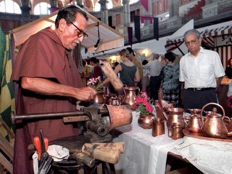 Un orfebre treballa al mercat medieval de la Fira. ARXIU
