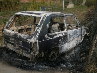 El cotxe cremat a les hortes de Salt M.B