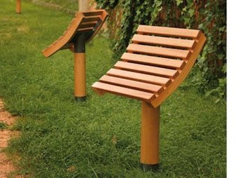 Un seient-suport, fet amb fusta massissa de pi, tractada amb vernís d'aigua i amb una base d'acer. EL PUNT