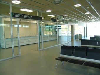 L'espai de venda de bitllets i sala d'espera de la nova estació de Figueres- Vilafant J.P